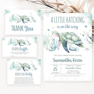 Op de afbeelding: Een uitnodiging voor een babyshower met een aquarel-illustratie van een zeeschildpad. De uitnodiging luidt "A Little Hatching is on the way" en bevat de datum, tijd en locatie van de babyshower. De uitnodiging bevat ook een luierspel en een verzoek aan gasten om een boek voor de baby mee te nemen.