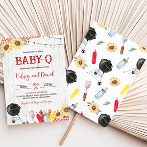 K&ouml;nnte beinhalten: Eine Babyparty-Einladung mit rustikalem Holz-Hintergrund und Sonnenblumen. Die Einladung lautet: "Bitte feiern Sie mit uns ein Baby-Q zu Ehren der werdenden Eltern Kelsey und David. Freitag, 28. August, 16:00 Uhr. Die Residenz der Smiths, 123 Little Peanut Road, Chicago, IL 60556. Bitte melden Sie sich bei Jane unter 123-456-7890 an. Registriert bei Target und Amazon."