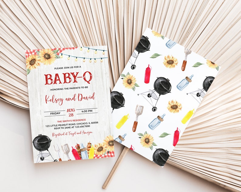 K&ouml;nnte beinhalten: Eine Babyparty-Einladung mit rustikalem Holz-Hintergrund und Sonnenblumen. Die Einladung lautet: "Bitte feiern Sie mit uns ein Baby-Q zu Ehren der werdenden Eltern Kelsey und David. Freitag, 28. August, 16:00 Uhr. Die Residenz der Smiths, 123 Little Peanut Road, Chicago, IL 60556. Bitte melden Sie sich bei Jane unter 123-456-7890 an. Registriert bei Target und Amazon."