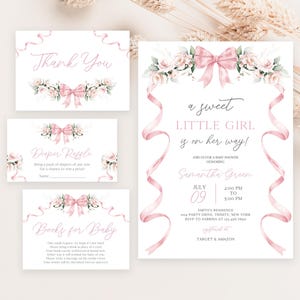 Pode incluir: Um conjunto de quatro cartões de chá de bebê imprimíveis com um design floral rosa e branco. Os cartões incluem um cartão de agradecimento, um cartão de rifa de fraldas, um cartão de livros para bebês e um cartão de convite para um chá de bebê. O cartão de convite diz "uma doce menina está a caminho!" e inclui a data, a hora e o local do chá de bebê. Os cartões são perfeitos para um chá de bebê para uma menina.