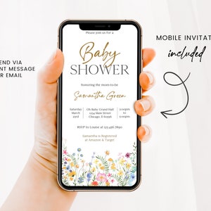 Puede incluir: Un tel&eacute;fono m&oacute;vil muestra una invitaci&oacute;n a un baby shower. La invitaci&oacute;n presenta texto dorado que dice "Baby Shower" y "Samantha Green". Acentos florales en rosa, amarillo y azul decoran la parte inferior. El tel&eacute;fono es sostenido por una mano. El texto a la izquierda dice "Enviar por mensaje instant&aacute;neo o correo electr&oacute;nico."