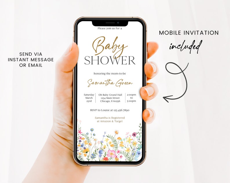 Puede incluir: Un tel&eacute;fono m&oacute;vil muestra una invitaci&oacute;n a un baby shower. La invitaci&oacute;n presenta texto dorado que dice "Baby Shower" y "Samantha Green". Acentos florales en rosa, amarillo y azul decoran la parte inferior. El tel&eacute;fono es sostenido por una mano. El texto a la izquierda dice "Enviar por mensaje instant&aacute;neo o correo electr&oacute;nico."