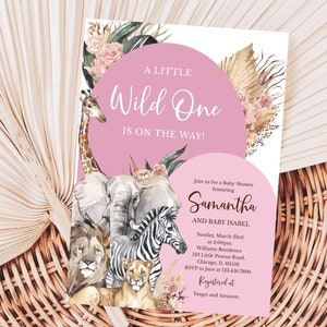 Op de afbeelding: Een roze en witte babyshower-uitnodiging met een jungle-thema. De uitnodiging heeft een roze cirkel met de tekst "A Little Wild One Is On The Way!" en illustraties van een giraffe, een olifant, een zebra en een leeuw. De uitnodiging bevat ook de tekst "Join us for a Baby Shower honoring Samantha and Baby Isabel" en details over het evenement.