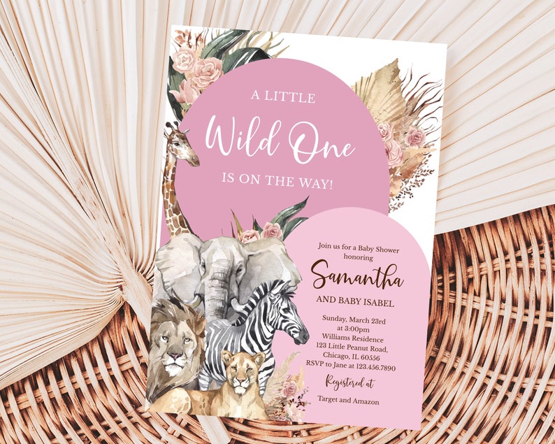 Op de afbeelding: Een roze en witte babyshower-uitnodiging met een jungle-thema. De uitnodiging heeft een roze cirkel met de tekst "A Little Wild One Is On The Way!" en illustraties van een giraffe, een olifant, een zebra en een leeuw. De uitnodiging bevat ook de tekst "Join us for a Baby Shower honoring Samantha and Baby Isabel" en details over het evenement.