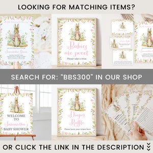 Pu&ograve; includere: Un set di decorazioni per baby shower stampabili con un'illustrazione ad acquerello di Peter Rabbit. Le decorazioni includono un cartello di benvenuto, un cartello per la lotteria dei pannolini, un cartello che dice "I bambini sono dolci, prendi un dolcetto", e un set di carte da gioco. Le decorazioni sono in rosa, verde e bianco.