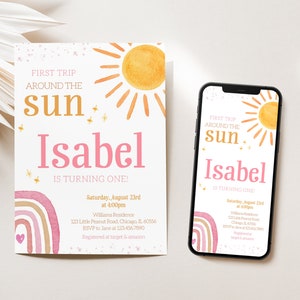 Pu&ograve; includere: Un invito di primo compleanno rosa e giallo con un design a forma di sole e arcobaleno. L'invito dice "Primo viaggio intorno al sole, Isabel compie un anno!" e include la data, l'ora e il luogo della festa.