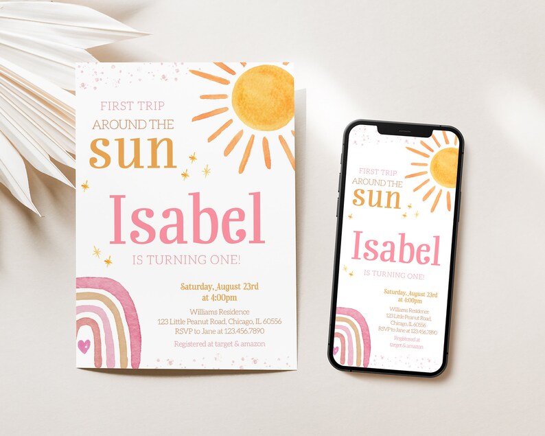Pu&ograve; includere: Un invito di primo compleanno rosa e giallo con un design a forma di sole e arcobaleno. L'invito dice "Primo viaggio intorno al sole, Isabel compie un anno!" e include la data, l'ora e il luogo della festa.