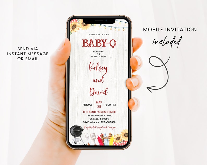 K&ouml;nnte beinhalten: Ein Handy-Bildschirm zeigt eine Babyparty-Einladung f&uuml;r Kelsey und David. Die Einladung ist f&uuml;r ein Baby-Q am Freitag, den 28. August um 16:00 Uhr in der Residenz der Smiths. Die Einladung enth&auml;lt einen rustikalen Holzhintergrund mit Sonnenblumen und einem Grill.