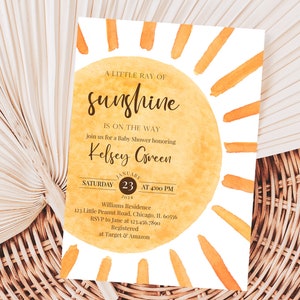 Bearbeitbar Ein kleiner Sonnenstrahl-Babyparty-Einladung, hier kommt die Sonne Gender Neutral Sonnenschein-Babyparty-Einladung, Sonne einladen BBS740