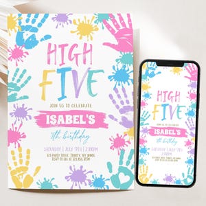 Puede incluir: Una invitación de cumpleaños con un diseño colorido. La invitación presenta las palabras "HIGH FIVE" en colores brillantes, huellas de manos y el texto "ISABEL'S 8th birthday". Un smartphone muestra la misma invitación.