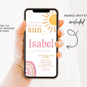 Pu&ograve; includere: Lo schermo di un telefono cellulare che mostra un invito di compleanno per il primo compleanno di Isabel. L'invito presenta un sole con un arcobaleno e il testo "Primo viaggio intorno al sole". L'invito include dettagli come la data, l'ora, il luogo e le informazioni RSVP.