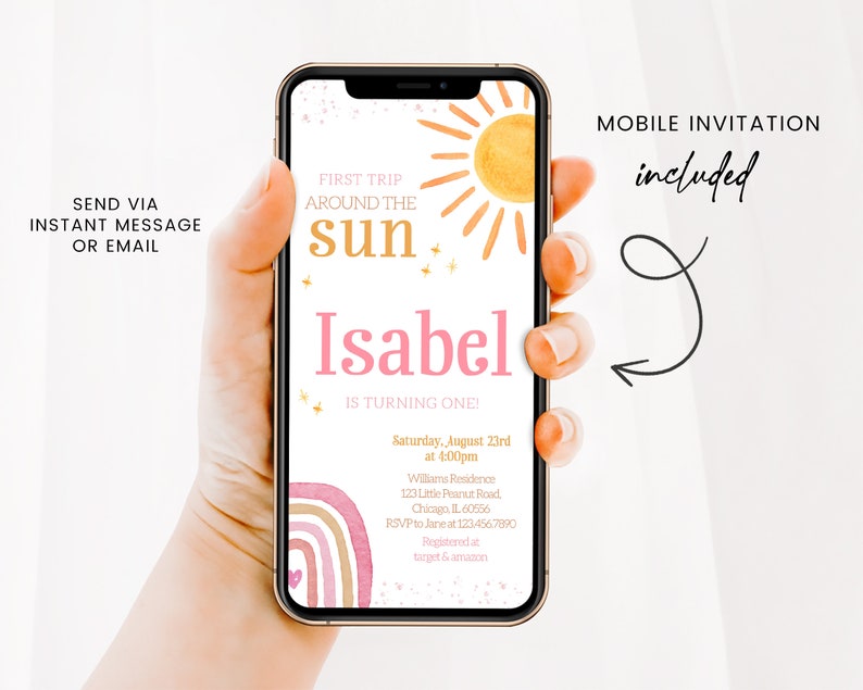 Pu&ograve; includere: Lo schermo di un telefono cellulare che mostra un invito di compleanno per il primo compleanno di Isabel. L'invito presenta un sole con un arcobaleno e il testo "Primo viaggio intorno al sole". L'invito include dettagli come la data, l'ora, il luogo e le informazioni RSVP.