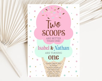 Puede incluir: Una invitación de cumpleaños en forma de cono de helado rosa y azul con estrellas doradas brillantes. El texto dice "Two Scoops Are Better Than One!" y "Isabel & Nathan Are Turning One".