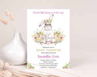 Pode incluir: Um convite para um chá de bebê com uma ilustração em aquarela de um coelho branco usando uma coroa de flores. O texto diz "A sweet little bunny is on the way!" e inclui o nome "Samantha Green" e os detalhes do chá de bebê.