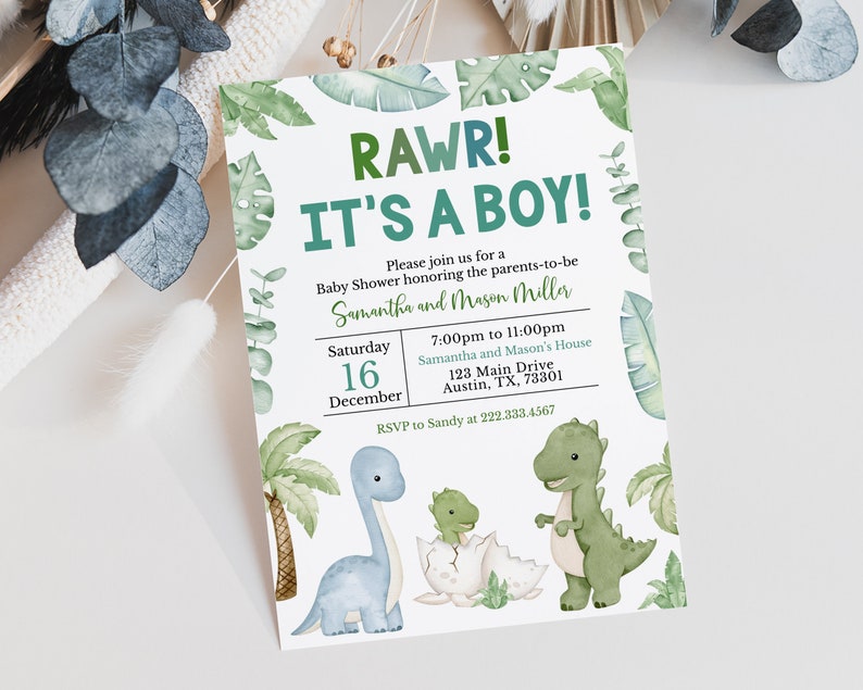 K&ouml;nnte beinhalten: Eine Babyparty-Einladung mit Dinosaurier-Motiv. Die Einladung lautet "RAWR! IT'S A BOY!" in gr&uuml;ner Schrift. Die Einladung enth&auml;lt die Namen der werdenden Eltern, Datum, Uhrzeit und Ort. Die Einladung zeigt Illustrationen von Dinosauriern und tropischen Bl&auml;ttern.