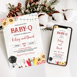 K&ouml;nnte beinhalten: Eine Babyparty-Einladung mit rustikalem Holz-Hintergrund und Sonnenblumen. Die Einladung lautet: "Bitte schlie&szlig;en Sie sich uns zu einem Baby-Q an, zu Ehren der werdenden Eltern Kelsey und David. Freitag, 28. August, 16:00 Uhr. The Smith's Residence, 125 Little Peanut Road, Chicago, IL 60556. RSVP an Jane unter 123.456.7890. Registriert bei Target und Amazon."