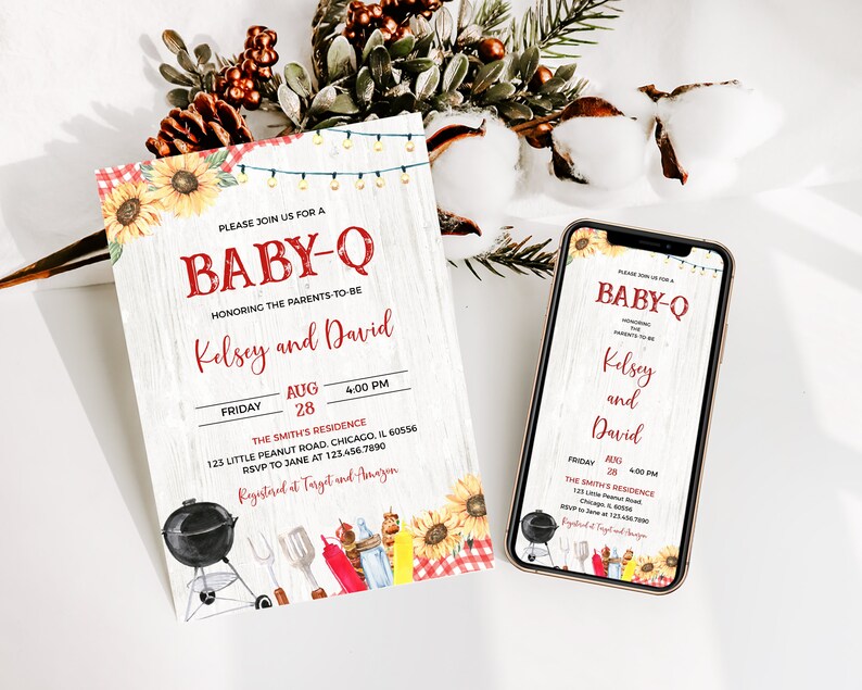 K&ouml;nnte beinhalten: Eine Babyparty-Einladung mit rustikalem Holz-Hintergrund und Sonnenblumen. Die Einladung lautet: "Bitte schlie&szlig;en Sie sich uns zu einem Baby-Q an, zu Ehren der werdenden Eltern Kelsey und David. Freitag, 28. August, 16:00 Uhr. The Smith's Residence, 125 Little Peanut Road, Chicago, IL 60556. RSVP an Jane unter 123.456.7890. Registriert bei Target und Amazon."