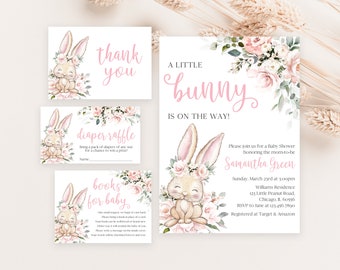 Pode incluir: Um convite de chá de bebê rosa e branco com uma ilustração em aquarela de um coelho usando uma coroa de flores. O texto diz "Um Pequeno Coelho Está a Caminho!" e inclui detalhes para o chá de bebê, incluindo a data, hora, local e informações de RSVP.