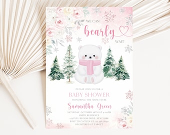 Könnte beinhalten: Babyparty-Einladung mit Aquarelldesign. Die Einladung zeigt einen weißen Eisbären mit rosa Schal, umgeben von Kiefern und Schneeflocken. Der Text enthält "We can bearly wait" und Details für die Babyparty von Samantha Green.