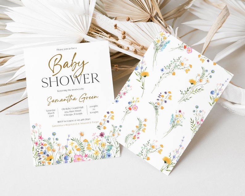 Puede incluir: Invitaci&oacute;n a baby shower con dise&ntilde;o floral. La invitaci&oacute;n presenta el texto "Baby Shower" en escritura dorada, junto con los detalles del evento y el nombre "Samantha Green". Una tarjeta a juego muestra un patr&oacute;n floral.