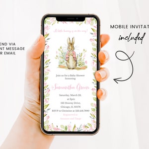 Pu&ograve; includere: Lo schermo di un telefono cellulare che mostra un invito a un baby shower con un design floreale rosa e verde. L'invito presenta un coniglio dei cartoni animati con un vestito rosa e che tiene un mazzo di fiori. Il testo dell'invito recita "A little bunny is on the way!" e include il nome "Samantha Green" e i dettagli del baby shower. Il testo "MOBILE INVITATION included" &egrave; visualizzato sul lato destro dell'immagine.