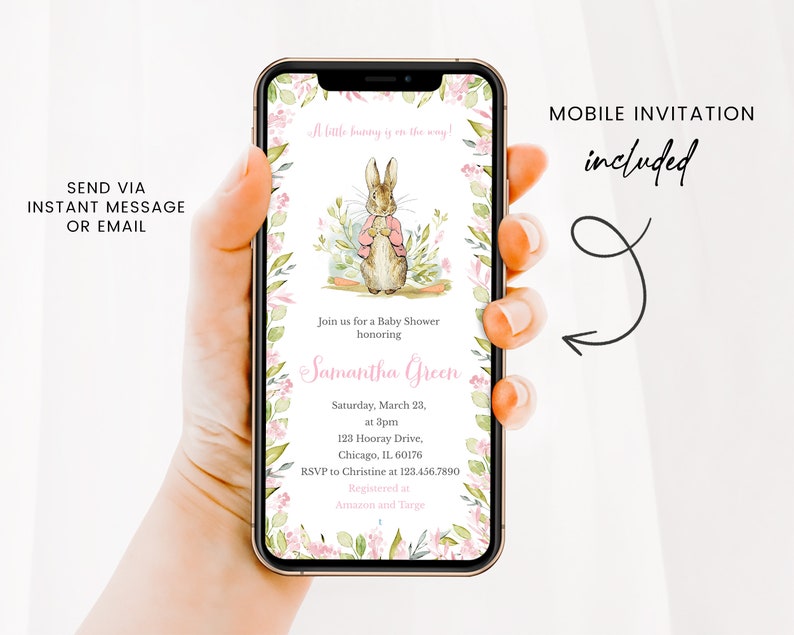 Pu&ograve; includere: Lo schermo di un telefono cellulare che mostra un invito a un baby shower con un design floreale rosa e verde. L'invito presenta un coniglio dei cartoni animati con un vestito rosa e che tiene un mazzo di fiori. Il testo dell'invito recita "A little bunny is on the way!" e include il nome "Samantha Green" e i dettagli del baby shower. Il testo "MOBILE INVITATION included" &egrave; visualizzato sul lato destro dell'immagine.
