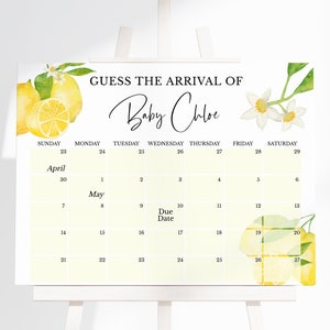 Op de afbeelding: Een gele en witte baby shower-spelkaart met een citroenthema. De kaart heeft een kalender met de tekst "Raad de komst van Baby Chloe" en een gemarkeerde uitgerekende datum.