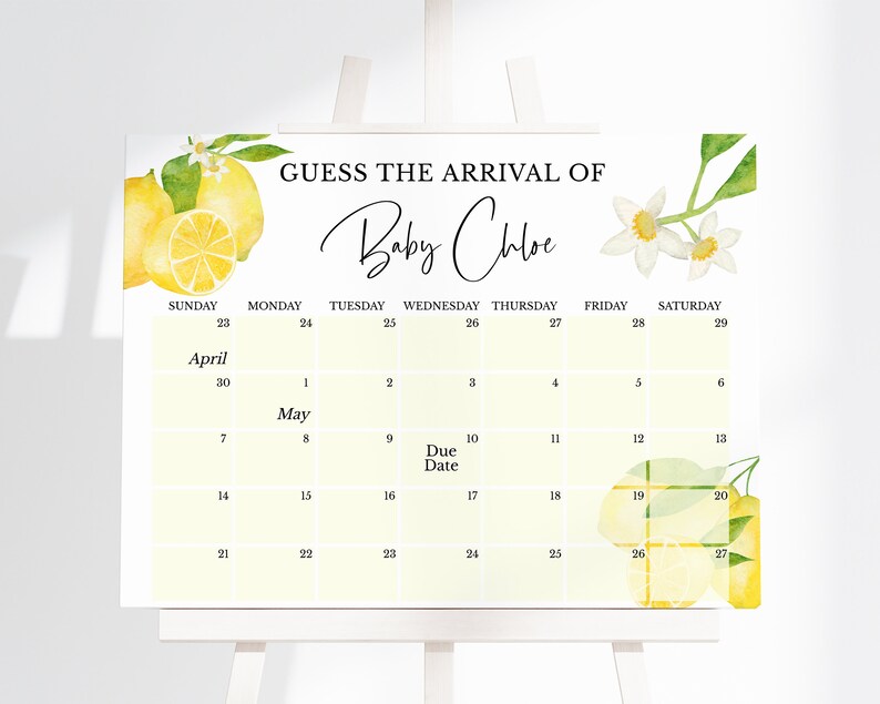 Op de afbeelding: Een gele en witte baby shower-spelkaart met een citroenthema. De kaart heeft een kalender met de tekst "Raad de komst van Baby Chloe" en een gemarkeerde uitgerekende datum.