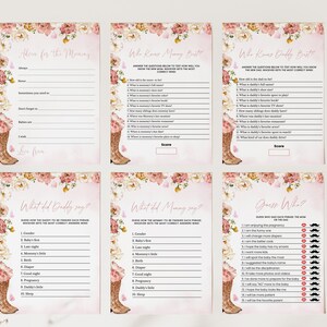 Op de afbeelding: Een set van zes babyshower-spelkaarten met een bloemendesign van roze en witte bloemen, vlinders en een cowboylaars. De kaarten bevatten titels zoals Advice for the Mommy, Who Knows Mommy Best, Who Knows Daddy Best en Guess Who.