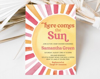 Op de afbeelding: Een uitnodiging voor een babyshower met een aquarel zonontwerp. De uitnodiging bevat de tekst "Here comes the Sun" in een retro lettertype, samen met evenementdetails en de naam Samantha Green. De uitnodiging is geregistreerd bij Target & Amazon.
