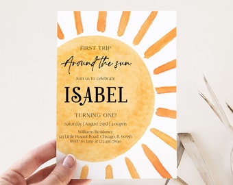 Op de afbeelding: Een aquarel-zonillustratie in geel en oranje met de tekst "Eerste reis rond de zon" en "Vier met ons mee dat Isabel één jaar wordt!" De uitnodiging bevat de datum, tijd, locatie en RSVP-informatie.