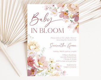 Op de afbeelding: Babyborrel uitnodiging met bloemenontwerp. De uitnodiging bevat de woorden "Baby in Bloom" in een scriptlettertype. De uitnodiging bevat details zoals de datum, tijd en locatie. De uitnodiging is versierd met aquarelbloemen in roze, perzik en crèmetinten.