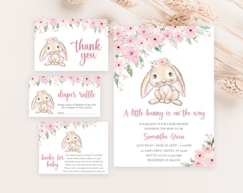 Pode incluir: Um convite para um chá de bebê com um design floral rosa e uma ilustração fofa de um coelho. O texto diz "Um pequeno coelho está a caminho". Por favor, junte-se a nós para um chá de bebê em homenagem à futura mamãe Samantha Green. Sábado, 28 de março, 14:00. 123 Party Drive, Trinity, NY 10006. RSVP para Gia no 123-456-7800. Registrado na Amazon.