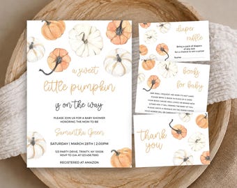 Może przedstawiać: Zestaw zaproszeń na baby shower z akwarelowymi dyniami w kolorze pomarańczowym i białym. Główna karta zawiera napis: A sweet little pumpkin is on the way, na cześć Samanthy Green. Zawiera kartę loterii pieluszkowej, prośbę o książkę i podziękowanie.