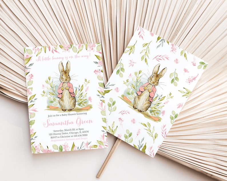 Pu&ograve; includere: Un invito a una festa di benvenuto per un bambino con un'illustrazione ad acquerello di un coniglio che indossa una giacca rosa. L'invito ha un motivo floreale rosa e verde e il testo "A little bunny is on the way!" e "Join us for a Baby Shower honoring Samantha Green".