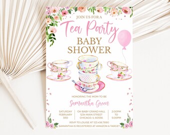 Könnte beinhalten: Eine Babyparty-Einladung mit dem Text "Tea Party Baby Shower" in rosa Schrift. Die Einladung zeigt Aquarellillustrationen von Teetassen, Blumengestecken und einem rosa Ballon. Details: Name, Datum, Uhrzeit und Ort.
