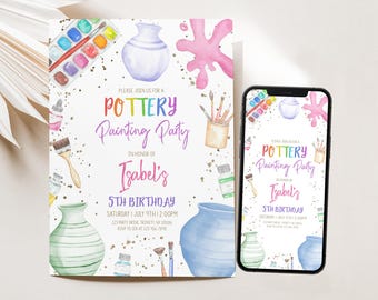 Puede incluir: Una invitación colorida para una fiesta de pintura de cerámica para el quinto cumpleaños de un niño. La invitación presenta una ilustración de acuarela de pinceles, botes de pintura y un jarrón de cerámica. El texto de la invitación dice: "Por favor, únase a nosotros para una fiesta de pintura de cerámica en honor al quinto cumpleaños de Isabel. Sábado, 9 de julio a las 12:00 PM. 123 Party Drive, Trinity, NY 10006. Confirme su asistencia al [número de teléfono]"