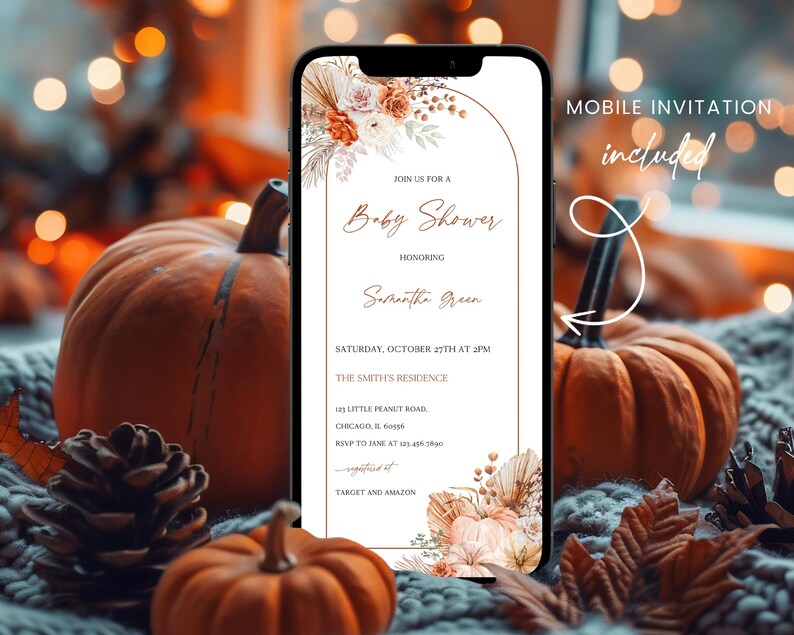 Puede incluir: Un tel&eacute;fono m&oacute;vil muestra una invitaci&oacute;n a un baby shower con elementos florales y bot&aacute;nicos. El texto de la invitaci&oacute;n incluye detalles para el baby shower de Samantha Green. Calabazas, pi&ntilde;as y hojas de oto&ntilde;o rodean el tel&eacute;fono.
