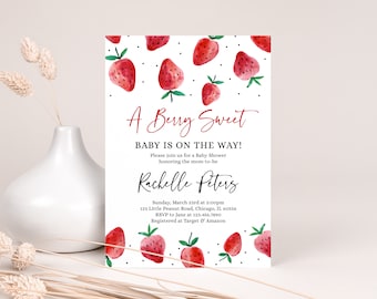 Puede incluir: Una invitación a un baby shower con una ilustración de acuarela de fresas y el texto "A Berry Sweet Baby is on the Way!" La invitación incluye el nombre "Rachelle Peters", la fecha y hora del baby shower, la dirección, la información de RSVP y los detalles del registro.