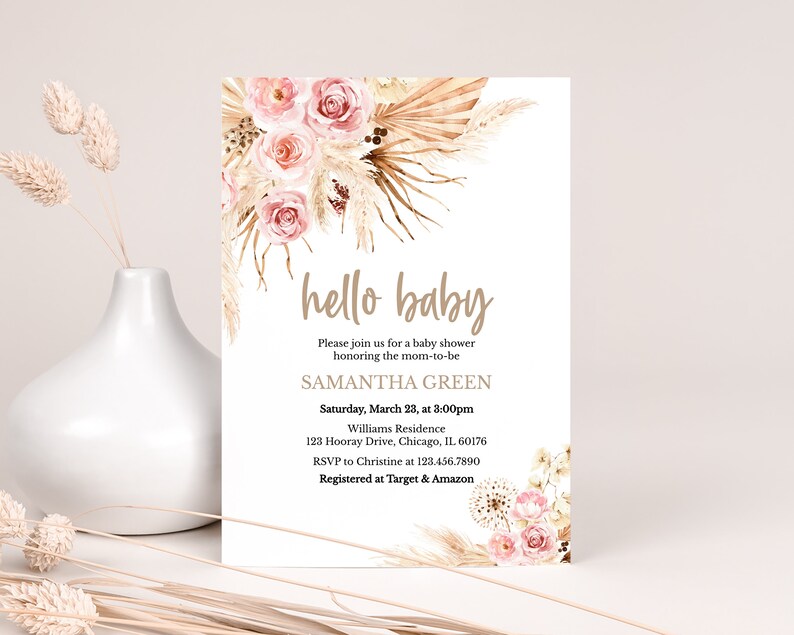 K&ouml;nnte beinhalten: Eine Babyparty-Einladung mit einer Aquarell-Illustration von rosa Blumen und getrocknetem Pampasgras. Der Text lautet "hello baby" und enth&auml;lt den Namen Samantha Green, Datum und Uhrzeit der Party, den Ort und RSVP-Informationen. Die Einladung gibt auch an, dass die werdende Mutter bei Target und Amazon registriert ist.