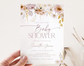 Op de afbeelding: Een witte baby shower uitnodiging met gouden en roze bloemmotieven. De tekst luidt "Kom gezellig mee naar een baby shower ter ere van de aanstaande moeder Samantha Green. Zaterdag 23 augustus om 16:00 uur. Williams Residence, 123 Little Peanut Road, Chicago, IL 60556. RSVP naar Jane op 123.456.7890. Geregistreerd bij Target & Amazon."