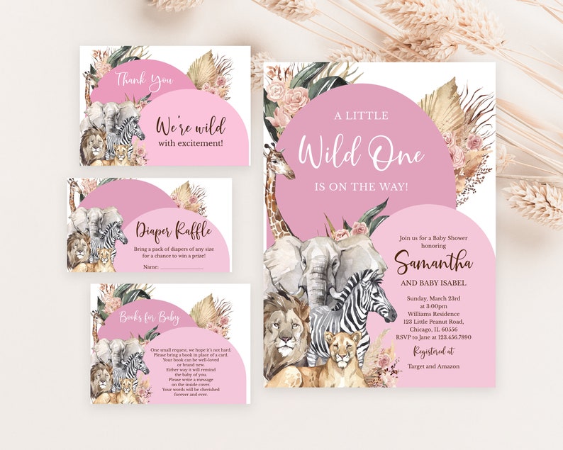 Op de afbeelding: Roze en witte babyshower uitnodiging met een aquarel illustratie van een giraffe, olifant, zebra, leeuw en leeuwin. De tekst luidt "A Little Wild One is on the way!" en bevat de naam Samantha en Baby Isabel, de datum en tijd van de babyshower, en de locatie. De uitnodiging bevat ook informatie over het register bij Target en Amazon.