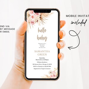 K&ouml;nnte beinhalten: Ein Handy-Bildschirm zeigt eine Babyparty-Einladung mit einem Blumenmuster und dem Text "hello baby". Die Einladung enth&auml;lt den Namen Samantha Green, Datum und Uhrzeit der Party, den Ort und RSVP-Informationen. Der Text "MOBILE INVITATION included" wird auf der rechten Seite des Bildes angezeigt.