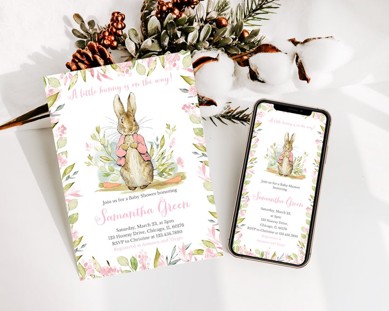 Pu&ograve; includere: Un invito a una baby shower con un'illustrazione ad acquerello di un coniglio che indossa una giacca rosa. L'invito dice "Un piccolo coniglio &egrave; in arrivo!" e include il testo "Unisciti a noi per una Baby Shower in onore di Samantha Green".