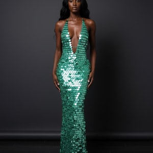 Peut inclure: Ensemble de trois mugs en céramique avec une finition mate et mouchetée. Les tasses sont de couleur crème, marron clair et marron foncé. Chaque mug a un design simple et minimaliste.