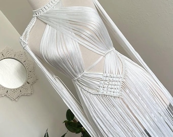 Vestido blanco de macramé con flecos hecho a mano: atuendo bohemio para festivales