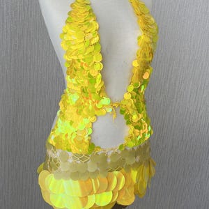 Vestido sereia amarelo multicolorido com lantejoulas, feito à mão – Look único e colorido para festivais, vestido de alta costura com decote halter, moda de luxo.