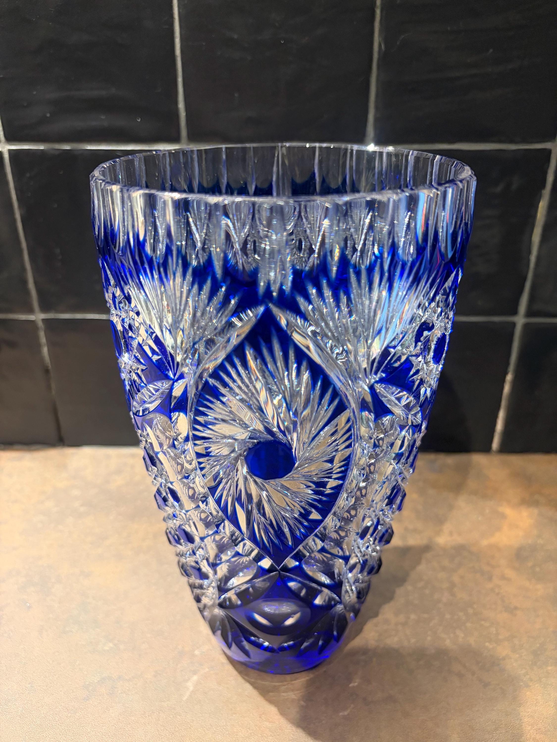 チェコ製　ボヘミアン花瓶置物　ワイン色 Czech bohemian crystal vase - Etsy 日本