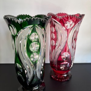 Vintage smaragdgrön och tranbärsröd Overlay Cut Crystal Vases, par – Bohemiskt Art Deco-glas – 24,5 cm högt – skador