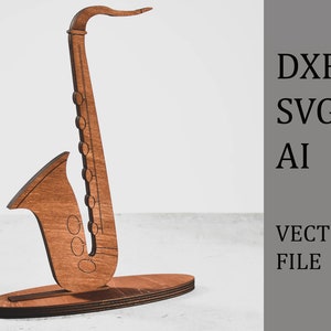 Könnte beinhalten: Ein Saxophonständer aus Holz mit brauner Oberfläche. Der Ständer ist saxophonförmig und hat eine Basis für Stabilität. Das Saxophon ist ein beliebtes Musikinstrument.